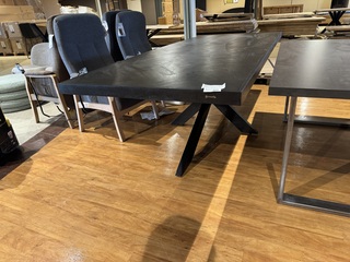 Eettafel, zwart hardhout, zwart metalen spinpoot